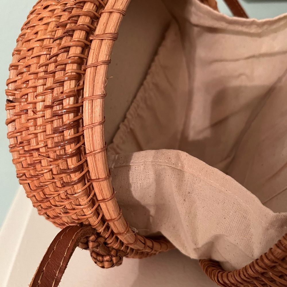 Beautiful basket purse! Brand new. Worn twice. - Picture 3 of 4